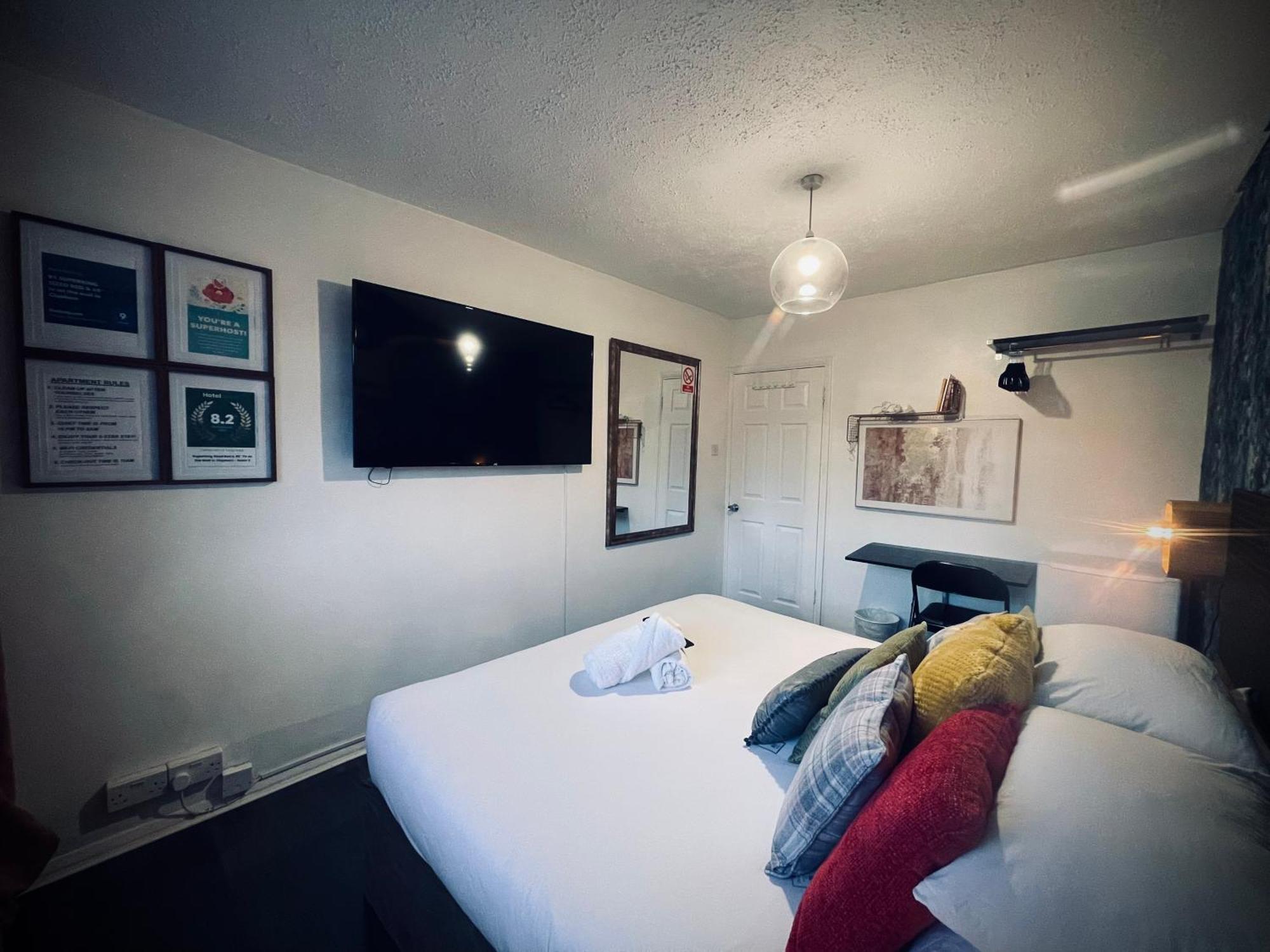 R1 Superking Sized Bed & 65" Tv On The Wall In Clapham Apartman London Kültér fotó