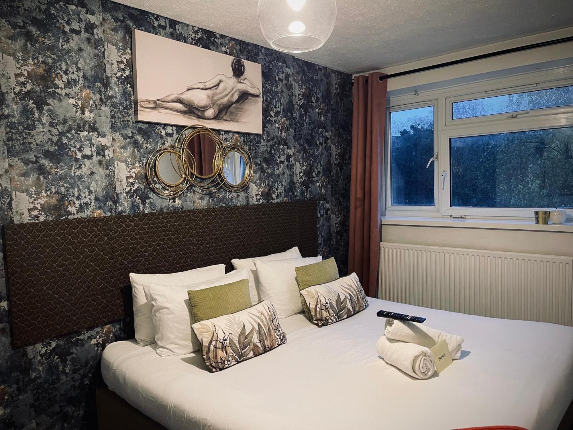R1 Superking Sized Bed & 65" Tv On The Wall In Clapham Apartman London Kültér fotó