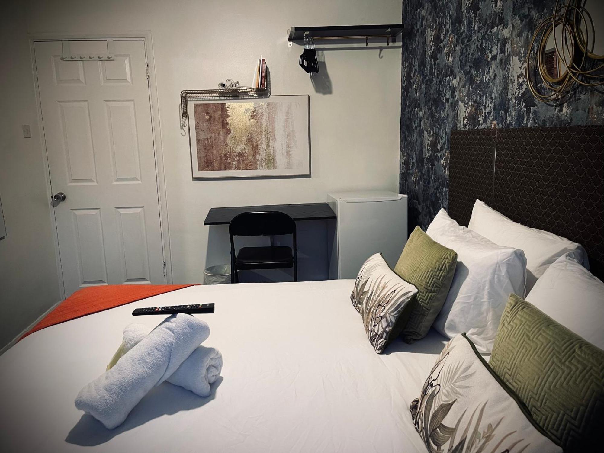 R1 Superking Sized Bed & 65" Tv On The Wall In Clapham Apartman London Kültér fotó