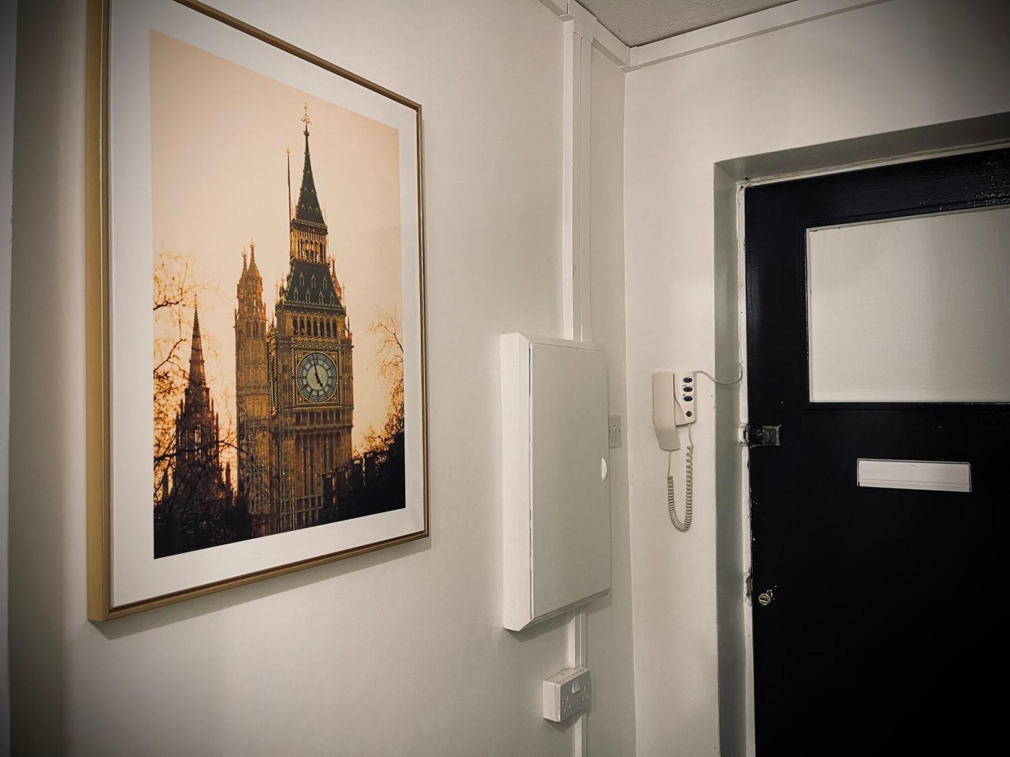 R1 Superking Sized Bed & 65" Tv On The Wall In Clapham Apartman London Kültér fotó